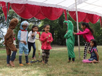 Индийские дети, участвовавшие в концерте. Слева "Чебуращка", справа - "крокодил Гена".