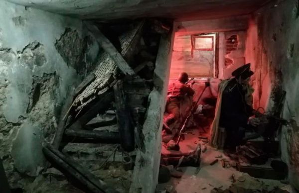 Отряд старшего лейтенанта Константина Ольшанского (фигура на переднем плане) держит оборону в бывшем здании портовой конторы. Фрагмент диорамы, входящей в экспозицию музея Николаевского десанта в городе Николаеве Источник: svidok.info